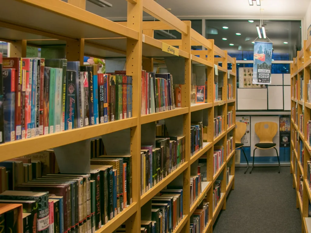 Bücherregale in der Schulbibliothek.